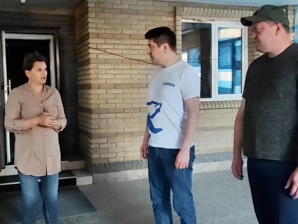 «Раздают жителям в подвалах»: волонтеры Луганска взялись найти каждого нуждающегося