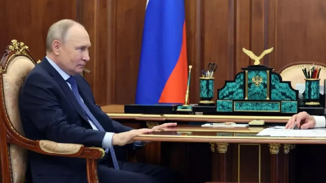 Путин рассмотрит идею о несодержании под стражей женщин