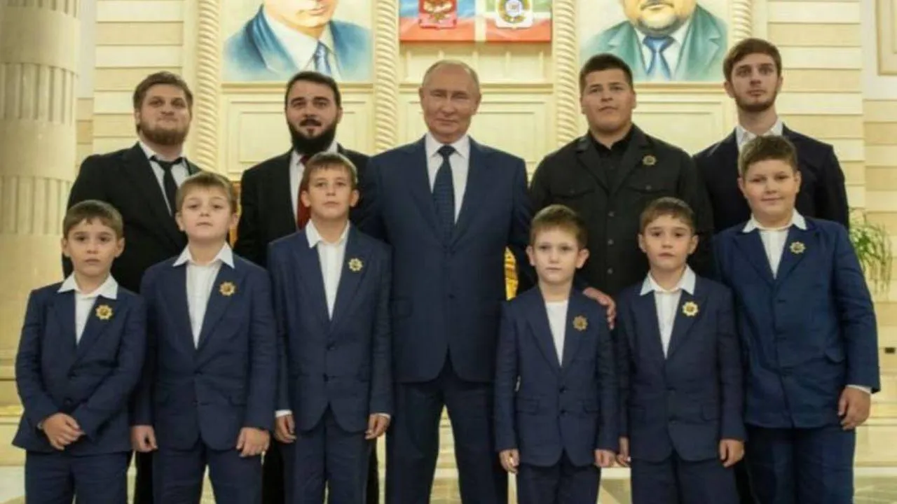 Дети Кадырова показали новые фото с Владимиром Путиным