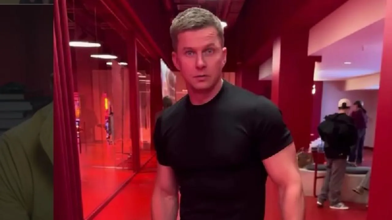 «Я ждал у ресторана, и он пригласил меня на чай»: Роман Курцын рассказал о встрече с Михаилом Боярским в детстве