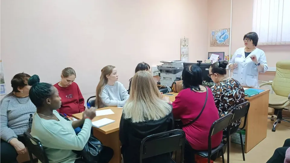 На занятиях в «Школе мам». Фото: Реутовская клиническая больница