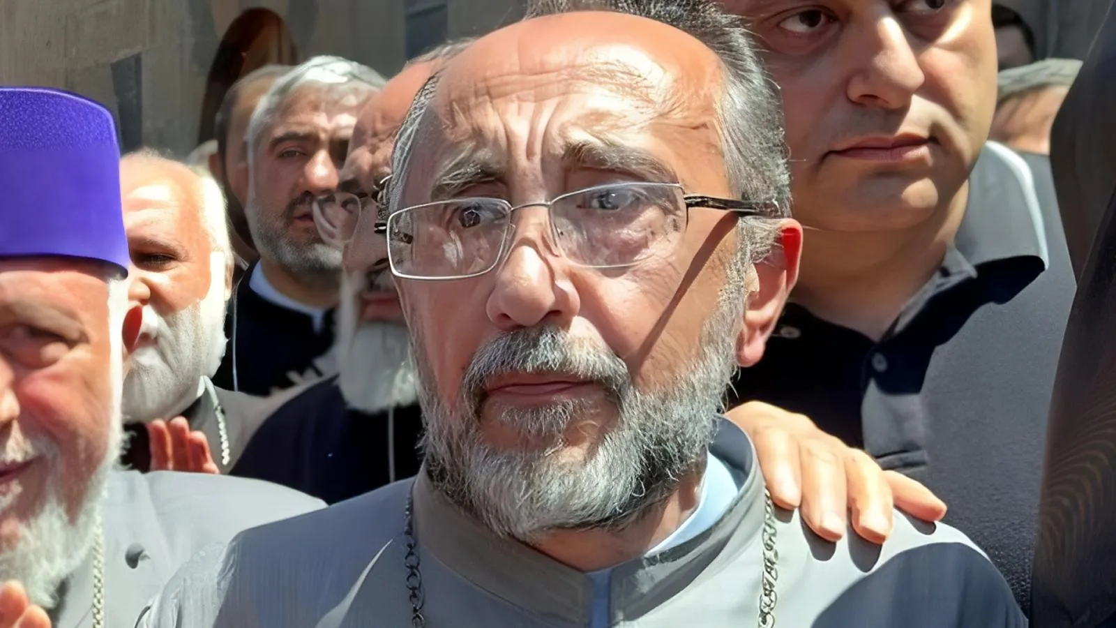 Архиепископ Микаэл Аджапахян. Стрингер