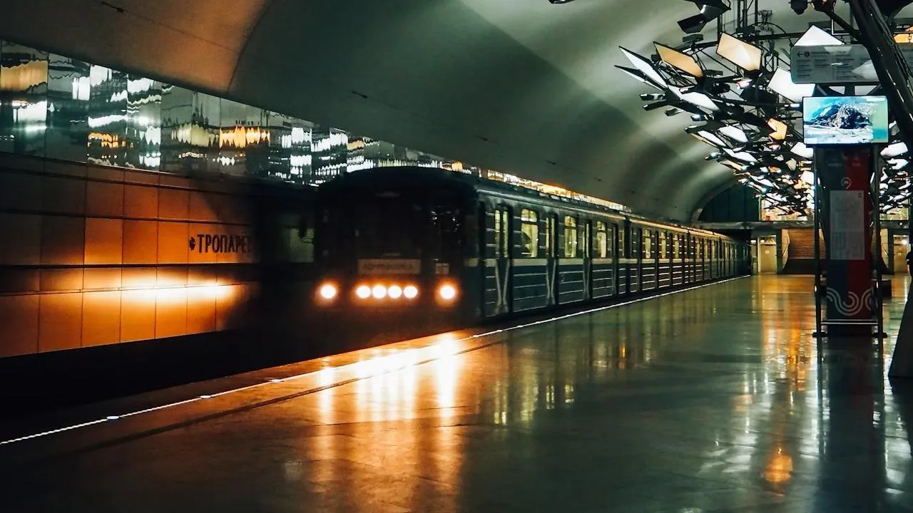 ДТП произошло на станции метро «Парк Победы» в Москве: спасатели спешат на место