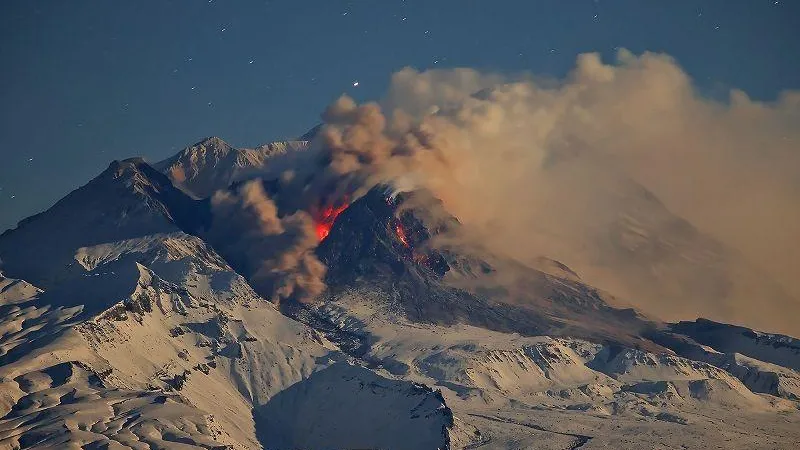 Выброс пепла из вулкана Камчатки сняли на видео