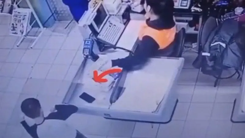 Воровка из Сергиева Посада украла телефон ребенка в магазине у всех на виду