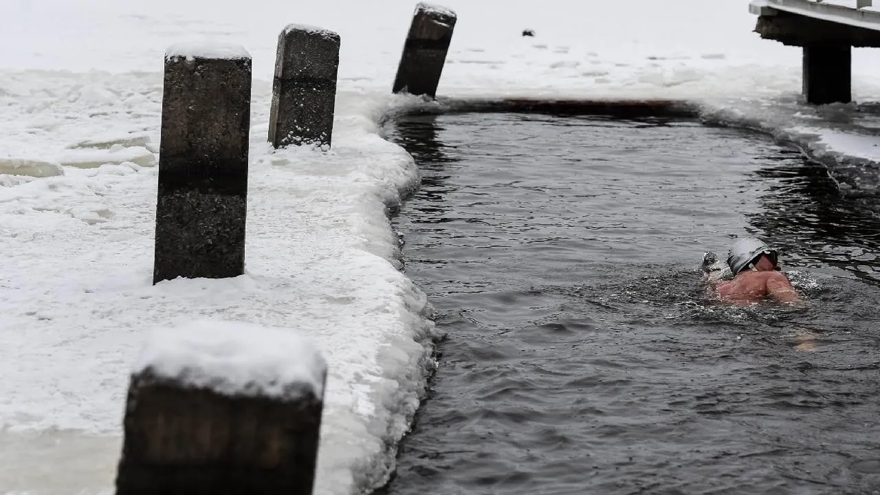 Кузбасские «моржи» сделали заплыв в ледяной воде на 25 и 50 метров