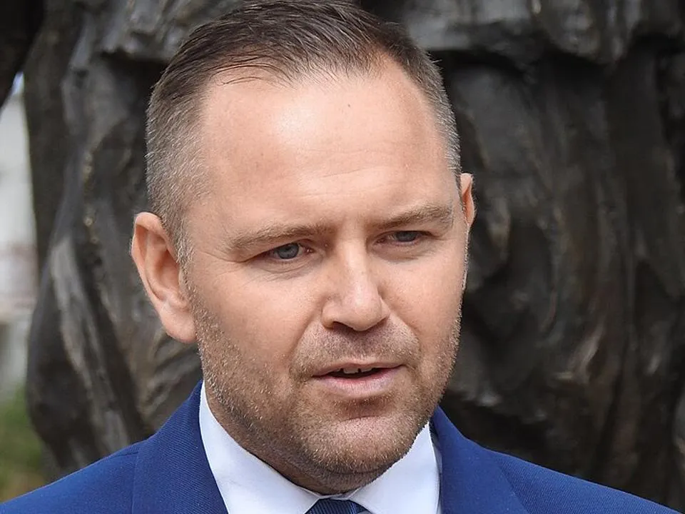 Президент Польши признался в публичном употреблении снюса — что скрывает этот поступок и чем он опасен