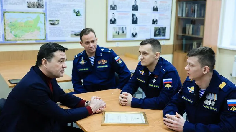 Губернатор вручил участнику СВО жилищный сертификат