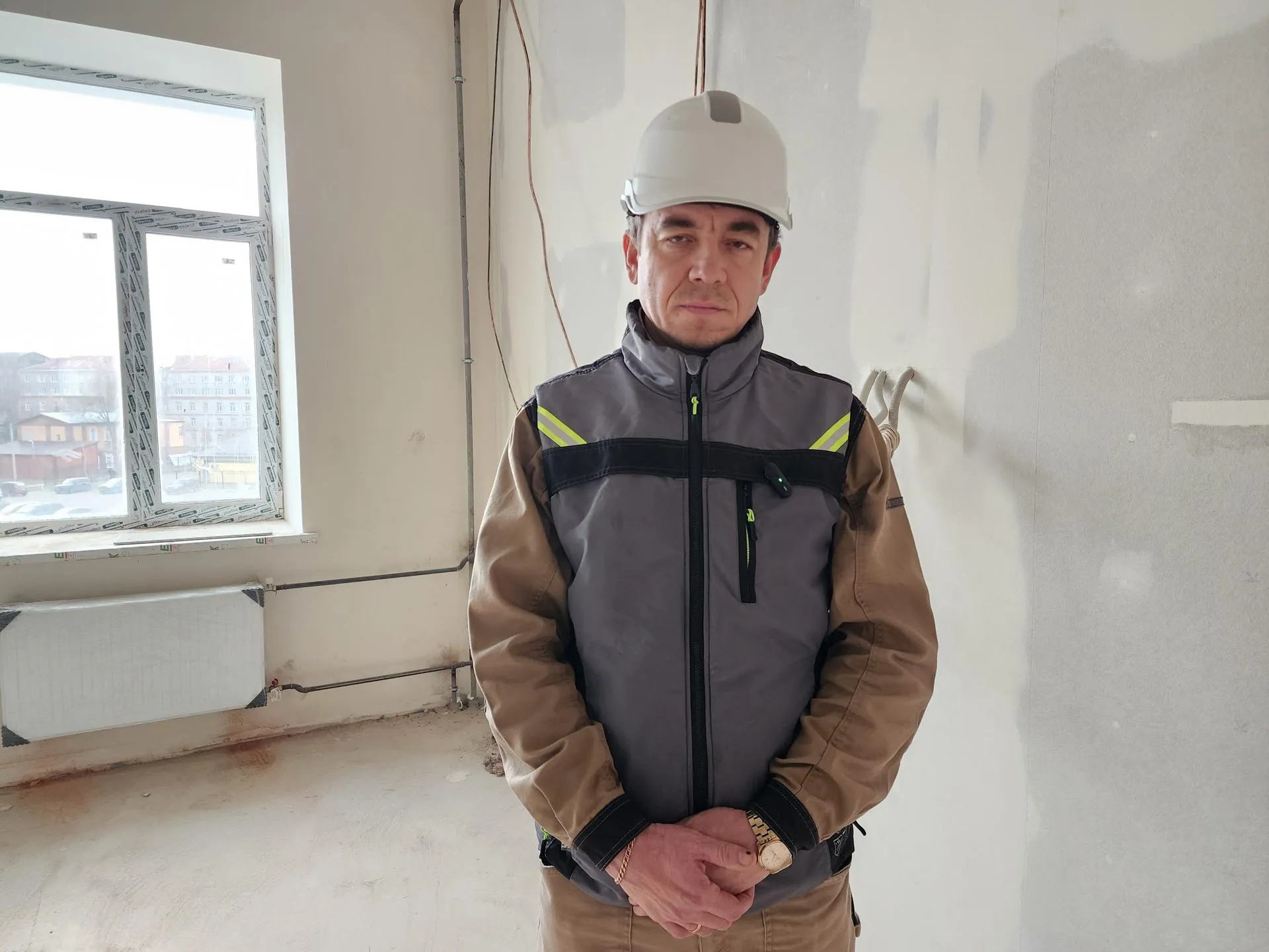 Начальник участка ООО «СтройИнвестИнжиниринг» Дамир Сайфутдинов. Фото: МедиаБанк Подмосковья/Ирина Моисеева