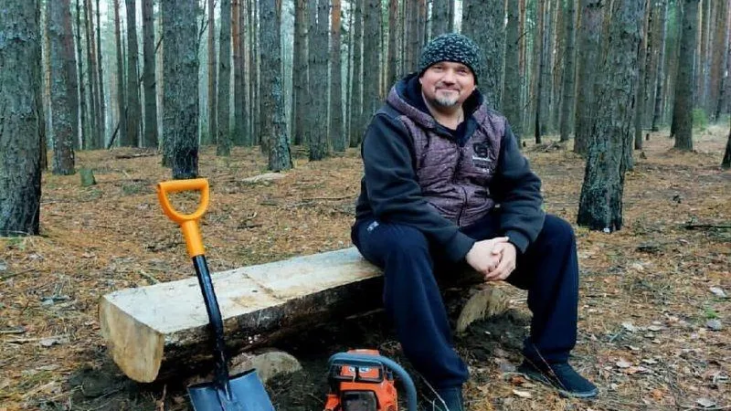 Волонтеры изготовили авторские лавочки любителям отдыха на природе в Воскресенске