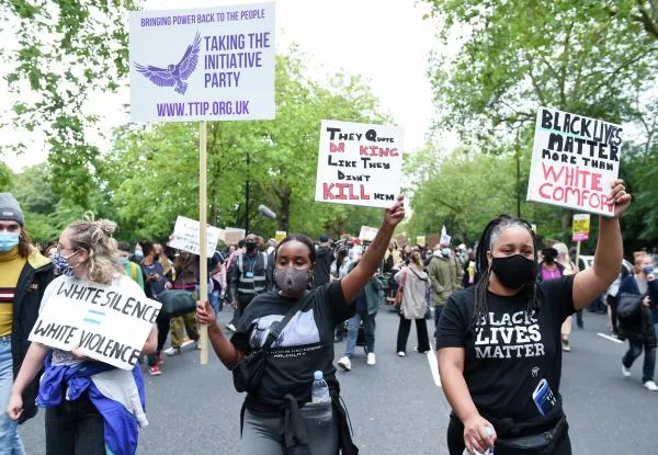 Участники акции движения Black Lives Matter в Лондоне, 2020 год