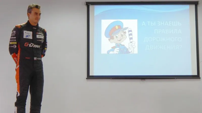 Автогонщик провел урок по ПДД для школьников в Химках