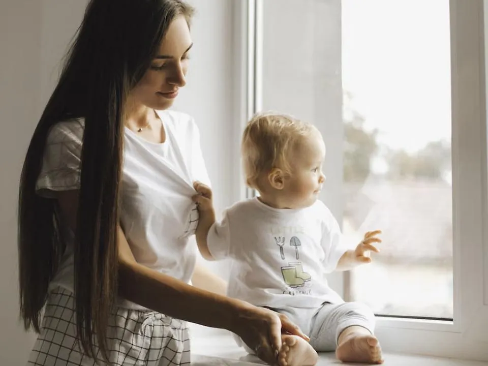 «Регулярные визиты органов опеки»: в России придумали, как бороться с выпадениями детей из окон