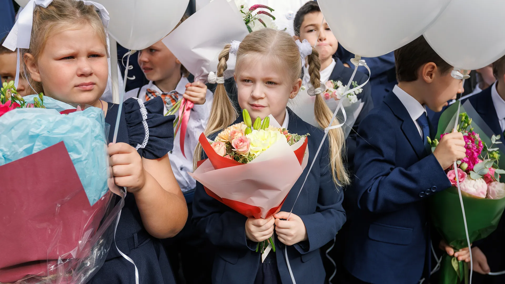Первоклассники 1 сентября на линейке в школе