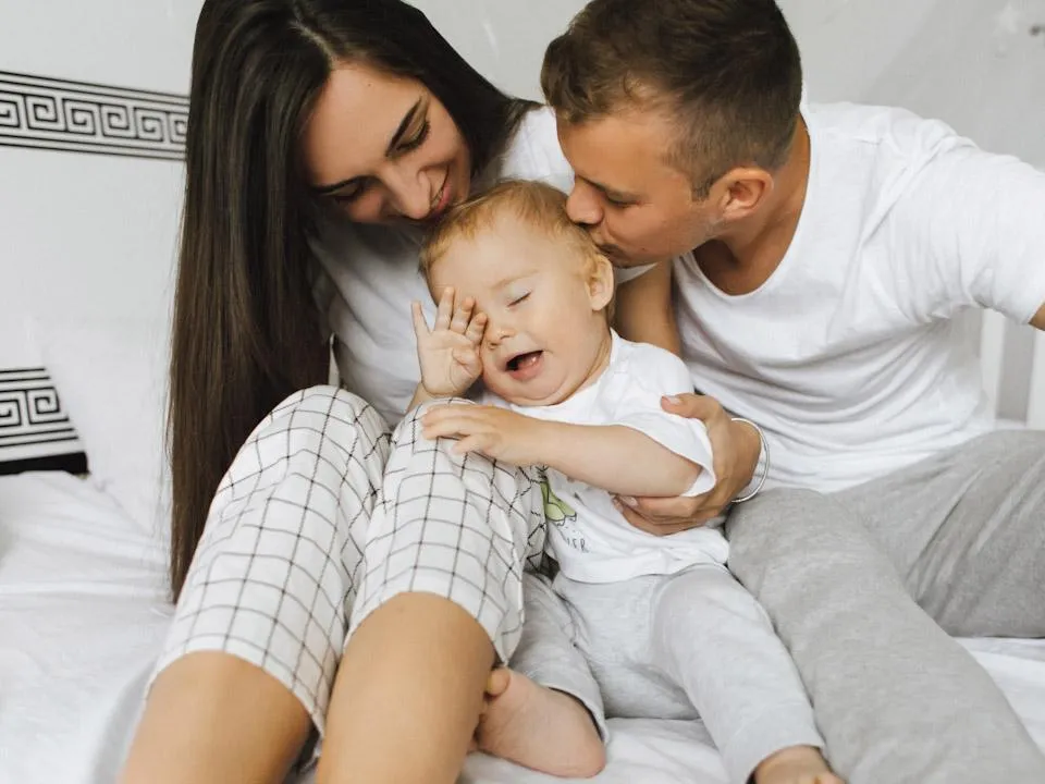 «Риск внезапной смерти»: педиатр объяснила, почему новорожденному нельзя спать с родителями в одной кровати