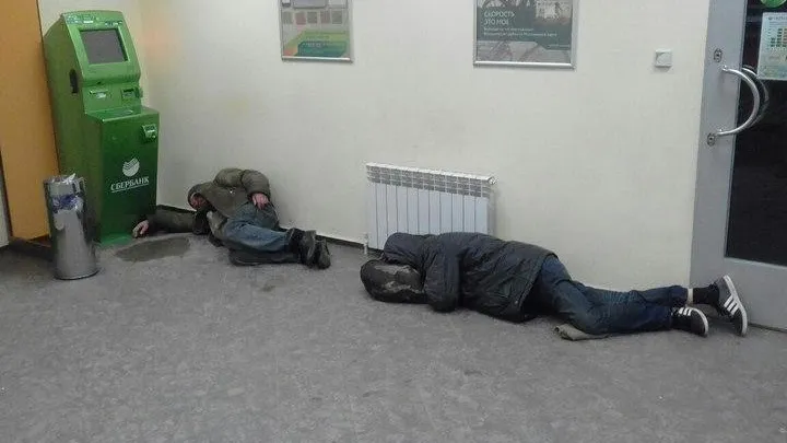 Сбербанк начнет выгонять бомжей из круглосуточных отделений банка в Подмосковье