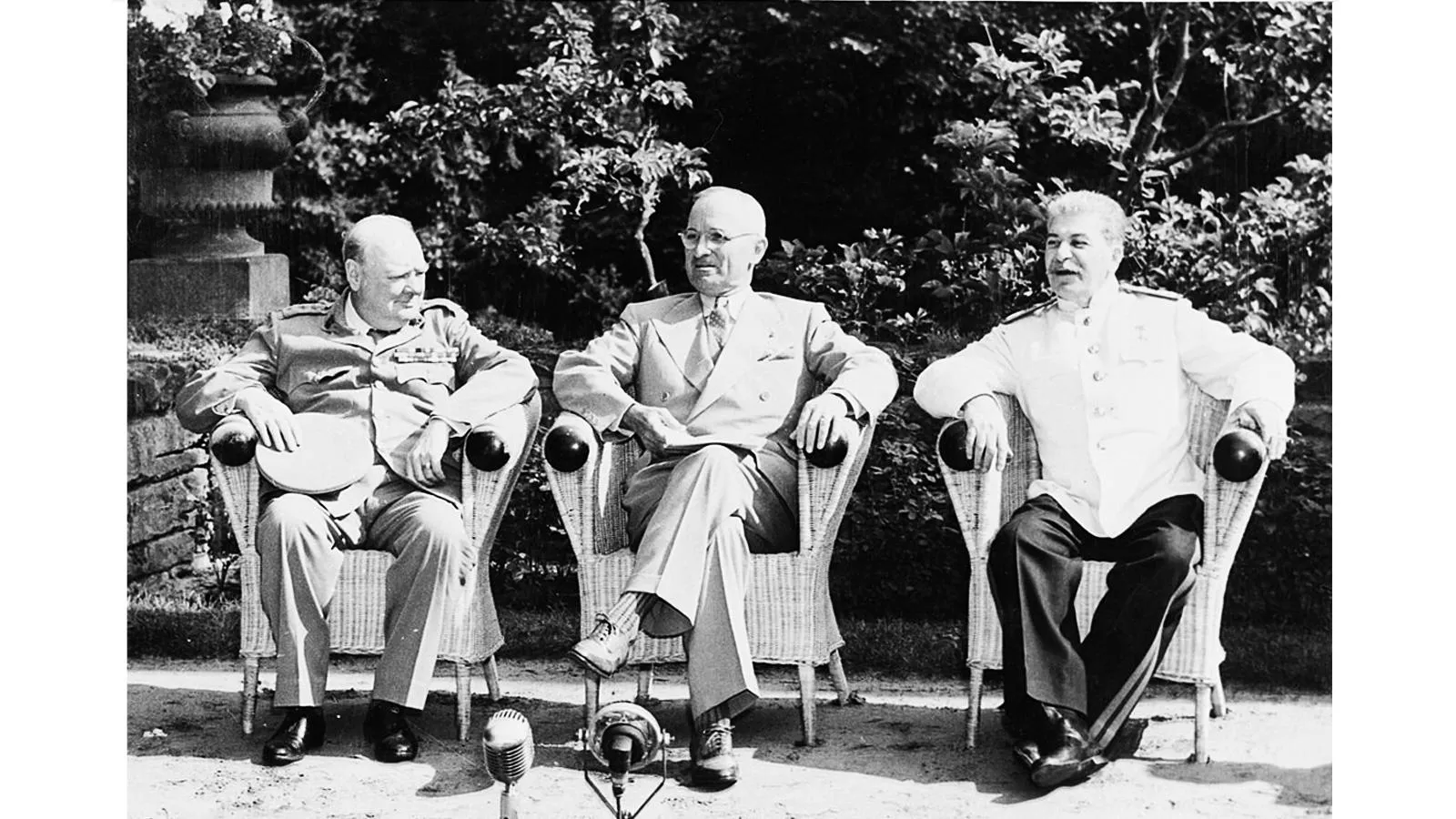 Слева направо: Уинстон Черчилль, Гарри Трумэн и Иосиф Сталин, Потсдам, 25 июля 1945 года