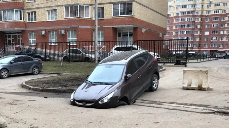 Иномарка попыталась спрятаться от хозяина под землей в Пушкино