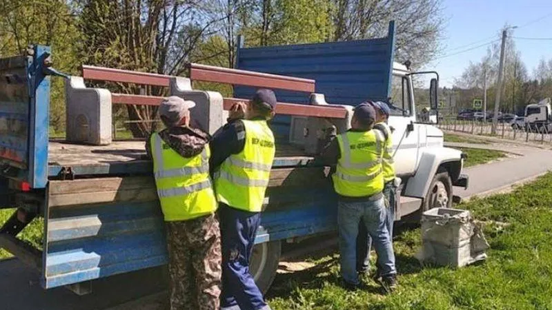 В поселке Глебовский установили новые лавочки