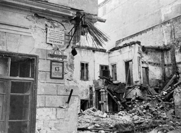 Великая Отечественная война 1941–1945 гг. Оборона Одессы. Разрушенное здание бывшей одесской гостиницы на улице Пушкина, в которой жил и работал русский поэт А. С. Пушкин (Литературно-мемориальный музей А. С. Пушкина в Одессе). Этот дом является единственным в Одессе, сохранившимся до наших дней из тех, в которых жил А. С. Пушкин