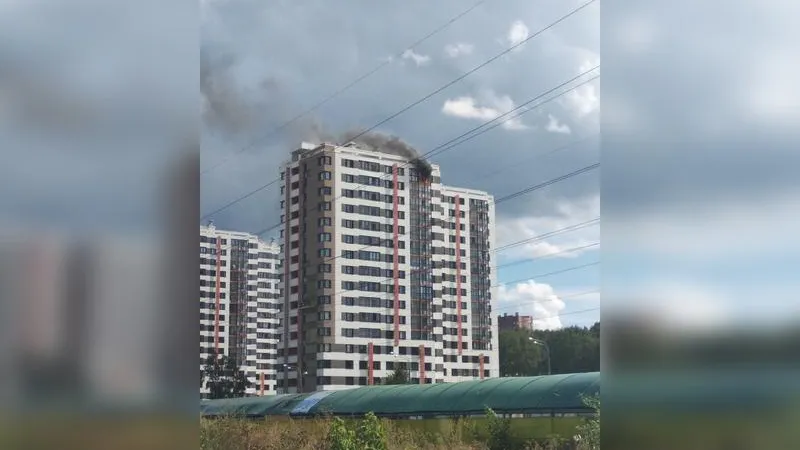 Пожарные оцепили территорию ЖК «Альфа Центавра» в Химках из-за возгорания многоэтажки 
