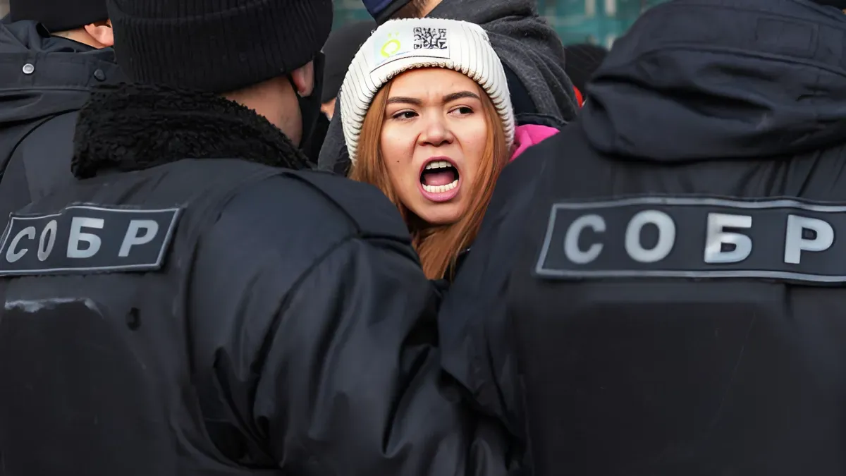 Участница митинга в День независимости Казахстана на площади Республики в Алма-Ате