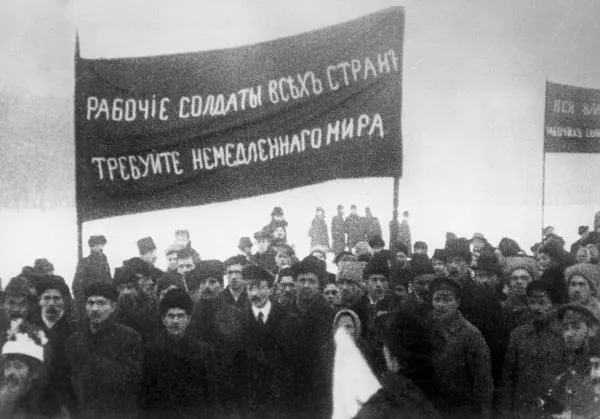 Октябрьская социалистическая революция. Антивоенный митинг в поддержку подписания мира против продолжения первой Мировой войны. Петроград, 1918 год