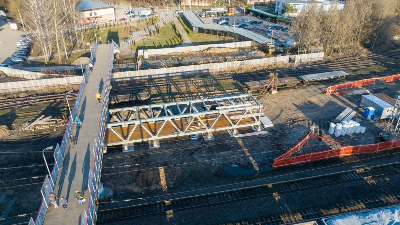 Новый надземный переход продолжают возводить в подмосковном Серпухове