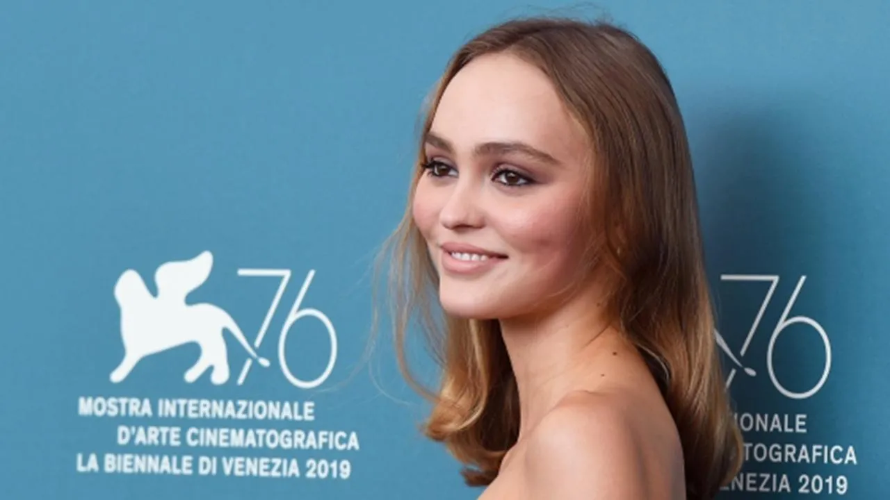 Лили-Роуз Депп снялась для обложки Vogue в прозрачном топе