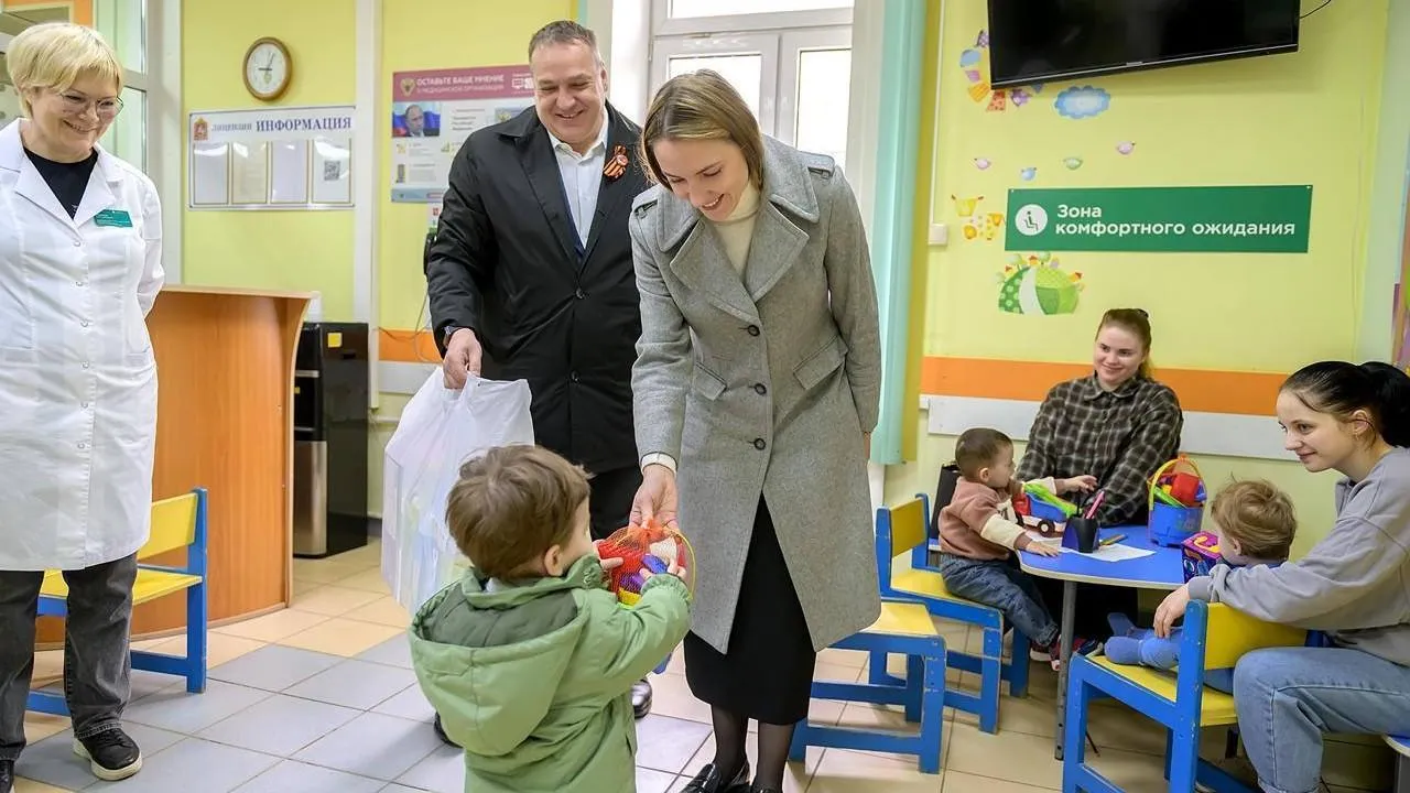 Новые игрушки появились в «Доброй комнате» подольской поликлиники