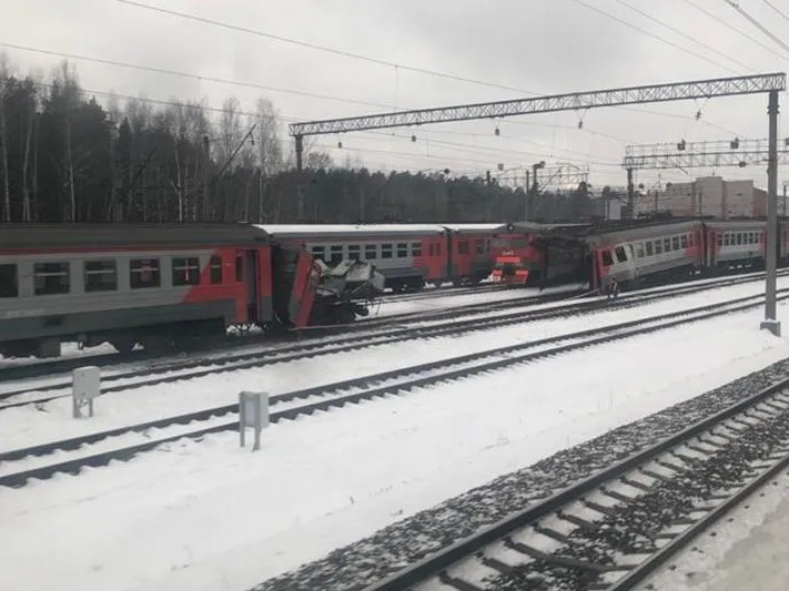 Вагон электрички разорвало надвое на территории депо Куровская  