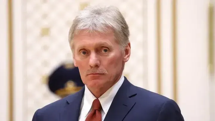 Песков оценил инцидент между Макроном и его женой Брижит в самолете