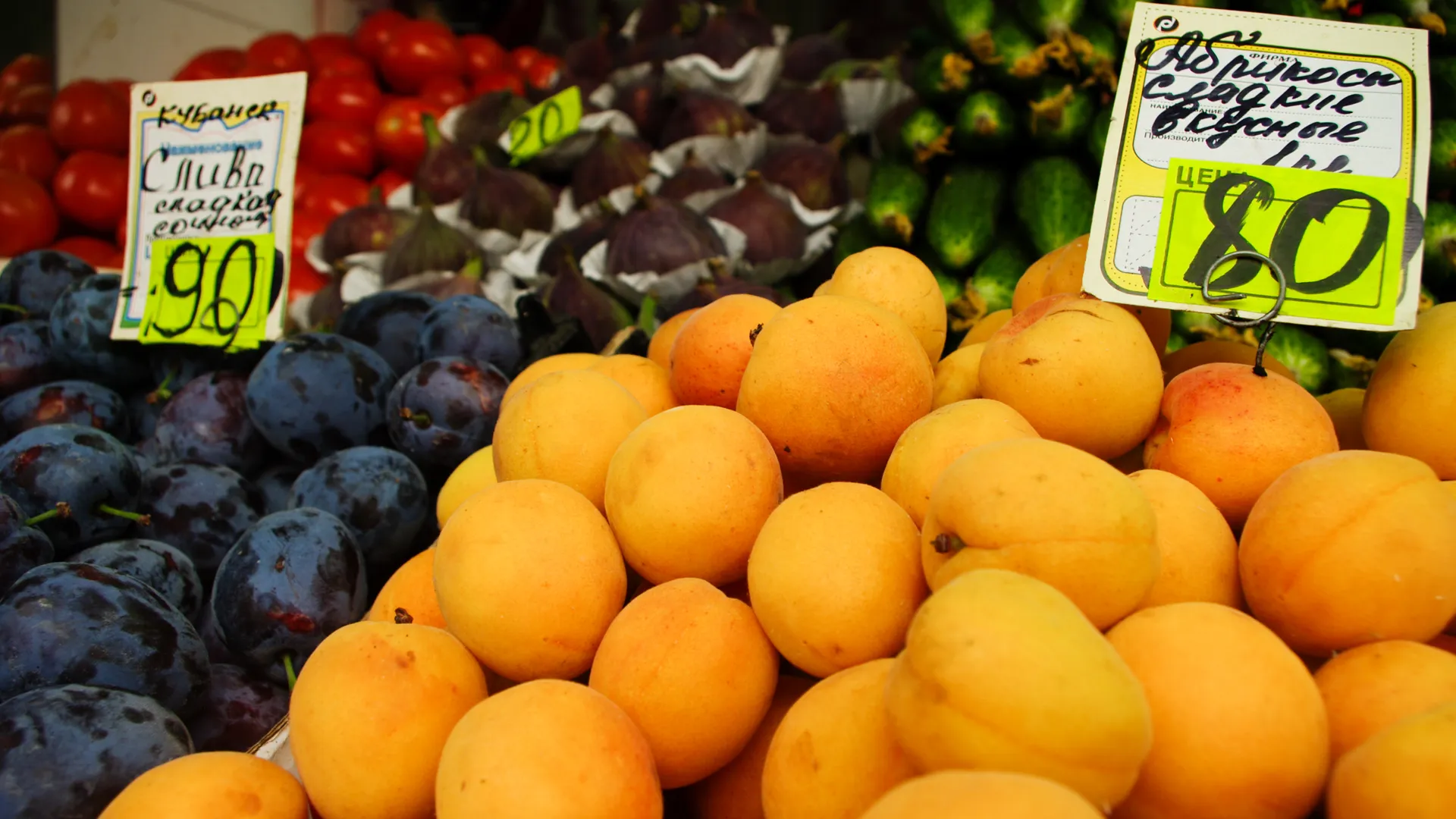 Фруктовые вандалы: кто тайно надкусывает мандарины на полках и возвращает их обратно