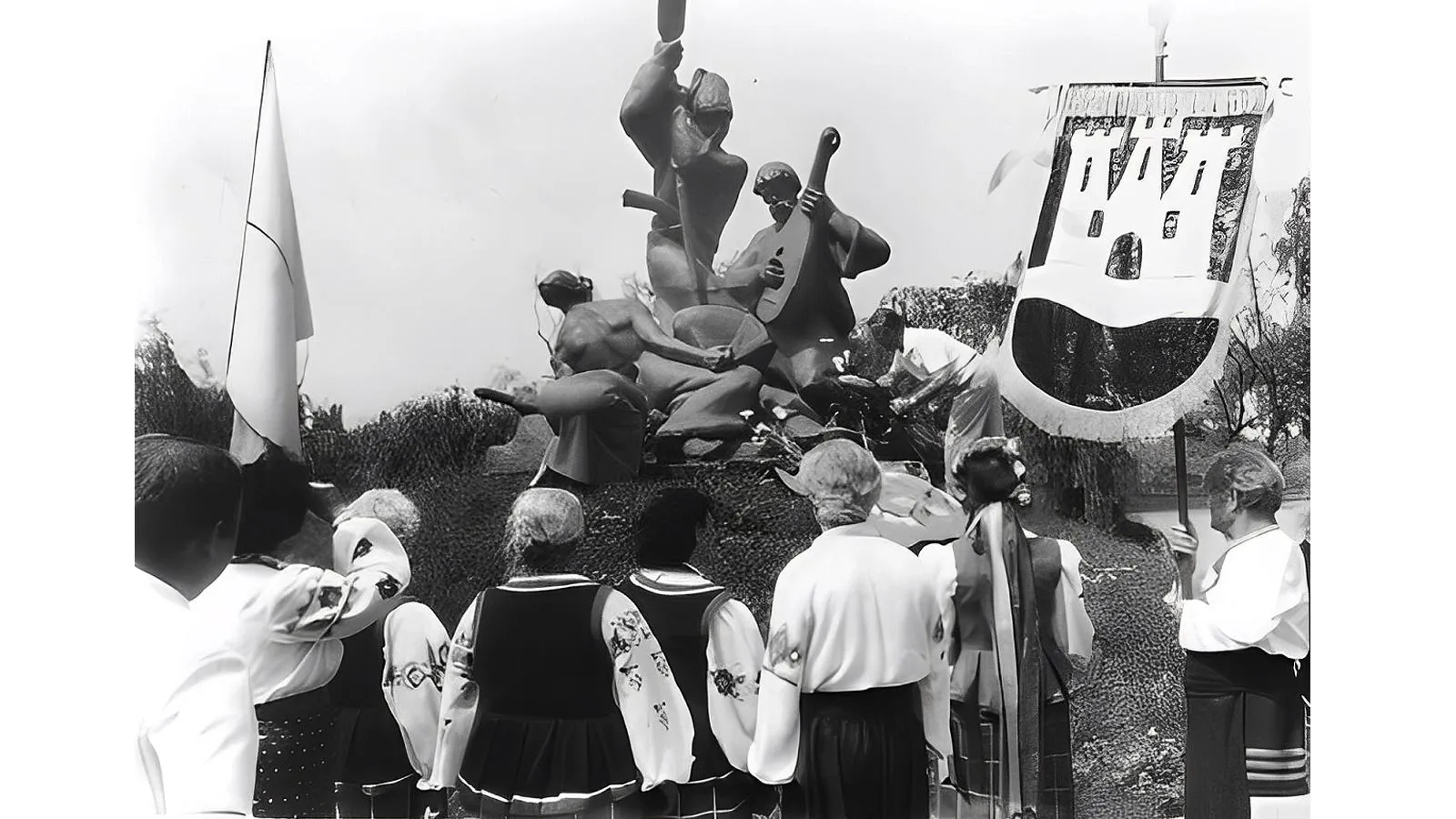 Жители Селидово у памятника «Праздник казацкой славы», 1991 год