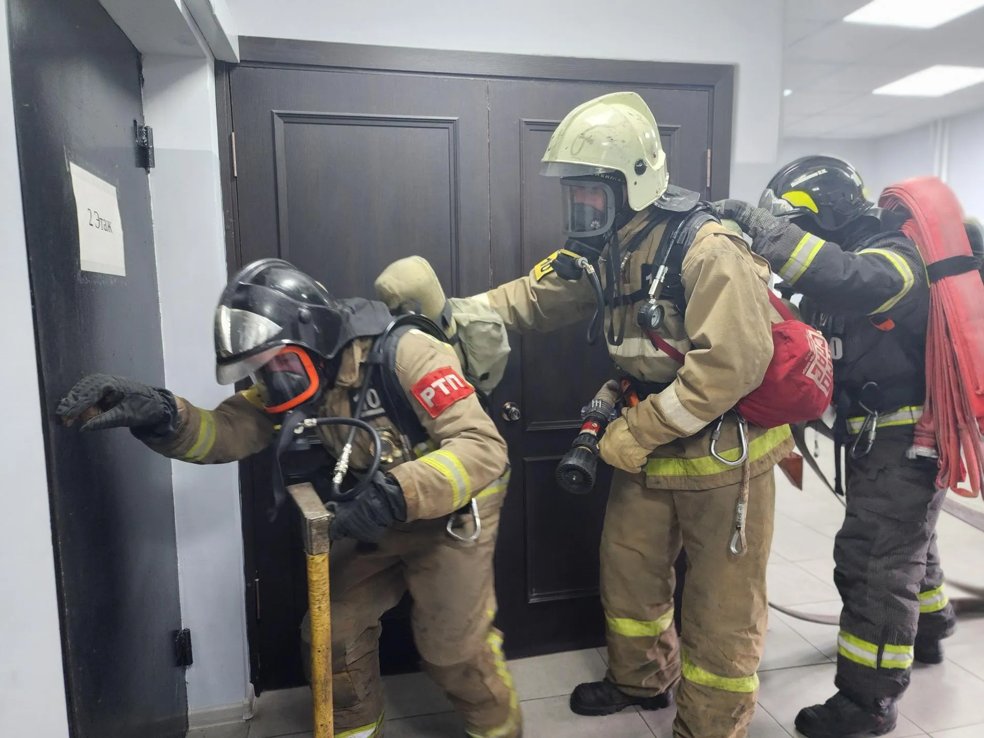 Пожарные учения в здании. Фото: МедиаБанк Подмосковья/Иван Петрушин&nbsp;