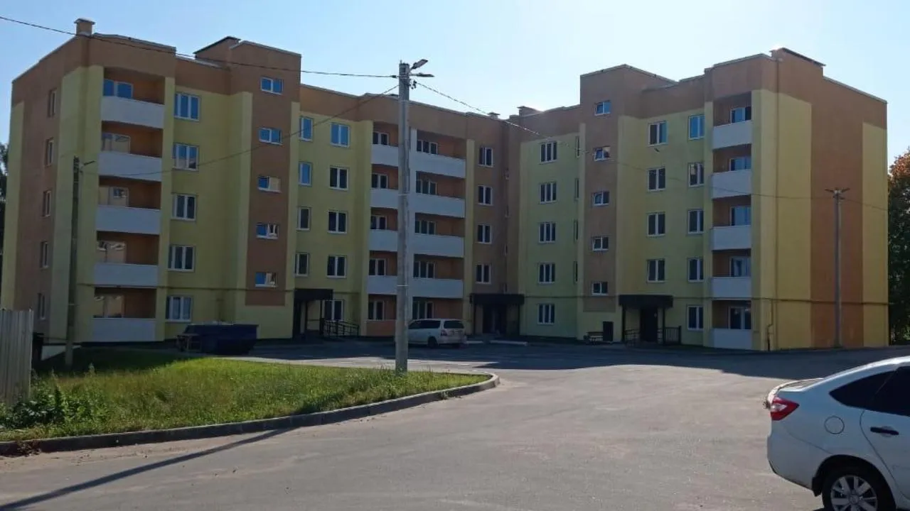 Пятиэтажный дом, входящий в состав ЖК «Белые Росы», достроили в Подмосковье