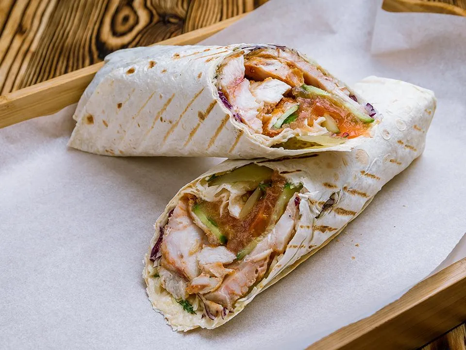 Риск инфекций: чем опасна покупная шаурма и как приготовить полезную версию блюда дома