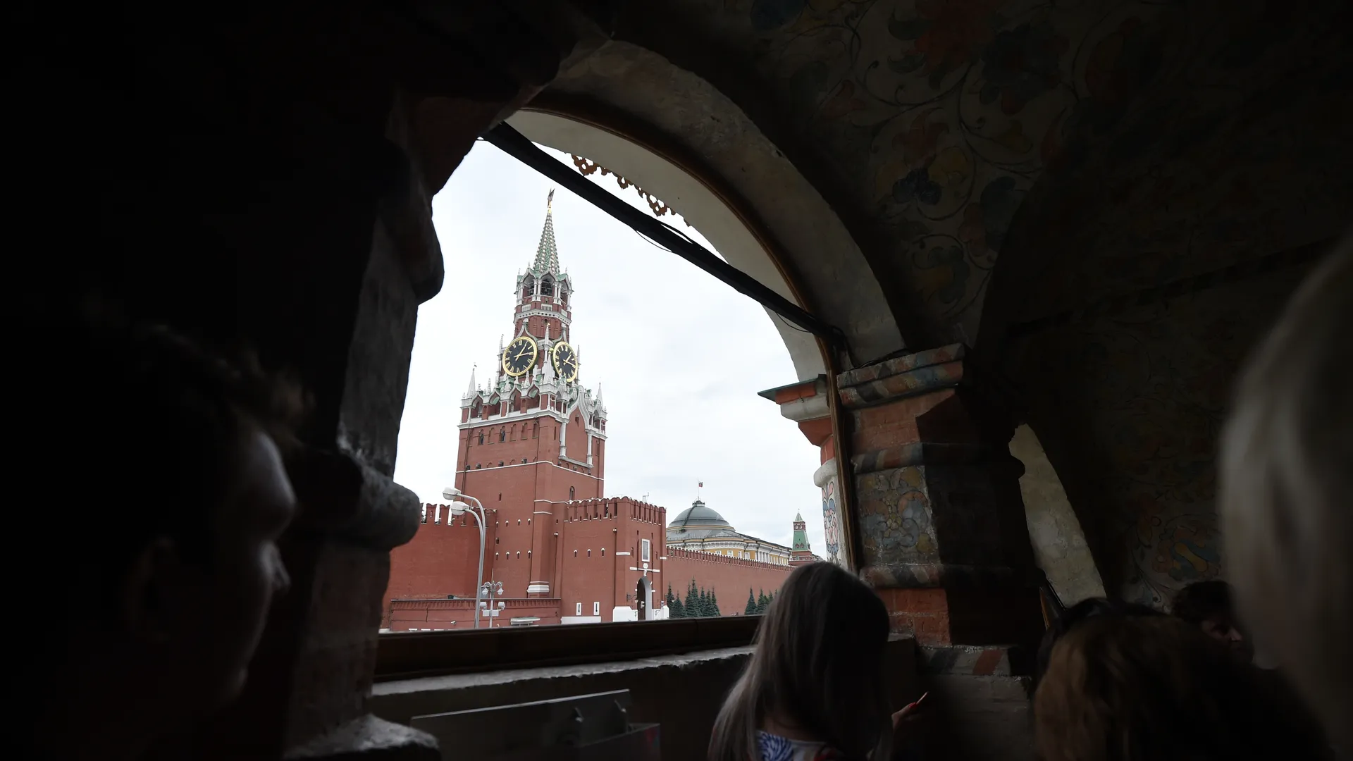 Внутри Собора Василия Блаженного: потолок‑калейдоскоп и галереи с видом на Кремль