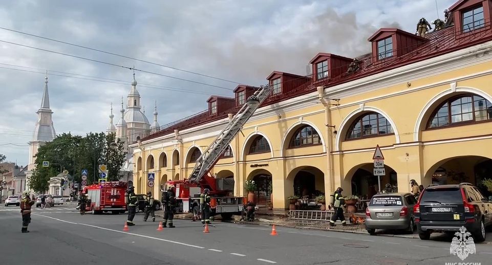 МЧС: спасатели тушат пожар на крыше здания на Васильевском острове