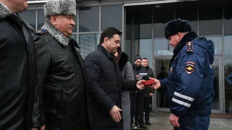 Снизить смертность на дорогах. Губернатор вручил ключи от новых патрульных машин Госавтоинспекции
