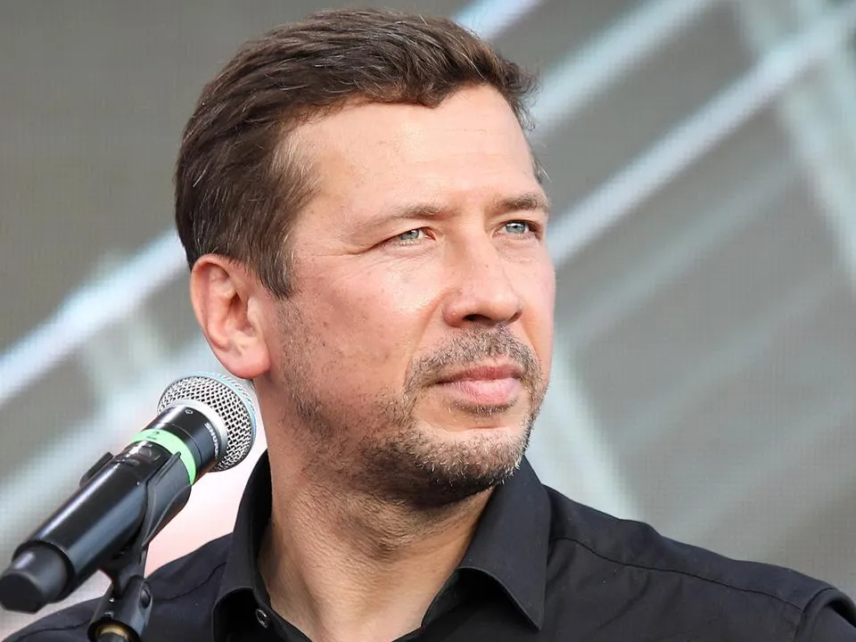 Измена или усталость: стали известны причины развода Мерзликина из «Бумера»