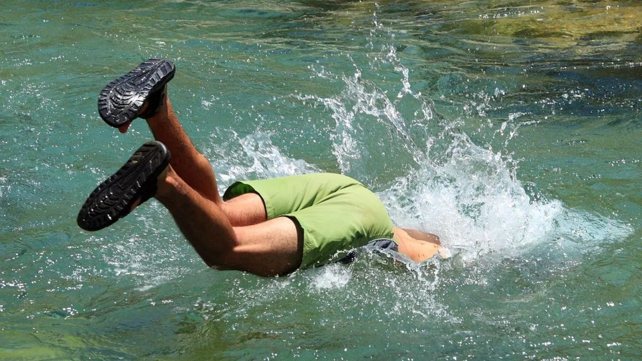 Голого мужчину нашли на затопленной набережной в Кемерово