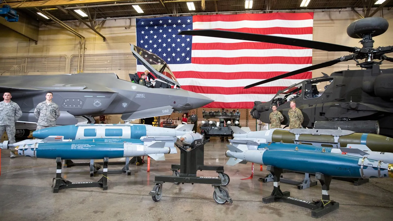 Дональд Трамп осматривает реактивный истребитель F-35 на военно-воздушной базе Люк, Аризона, 19 октября 2018 года. White House