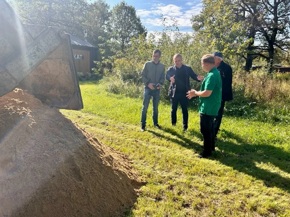 Алексей Коночев проверяет обустройство новой площадки. Фото: пресс-служба администрации г. о. Фрязино&nbsp;