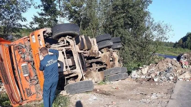 Самосвал с незаконным мусором перевернулся в Истре, водителю грозит уголовное дело