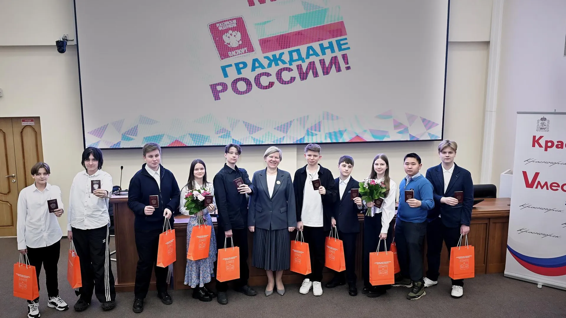 В преддверии Дня студента в Московском областном филиале Президентской академии вручили паспорта школьникам