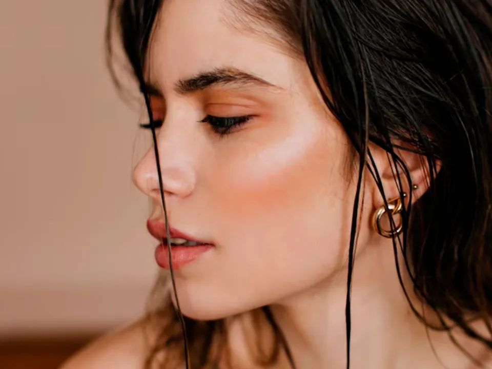 Нюдовый и свежий: выяснилось, какой макияж будет популярен этим летом