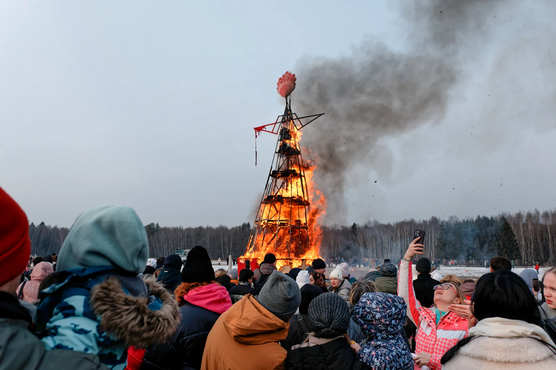 Самое большое в России чучело Масленицы сожгли на фестивале в Горках Ленинских