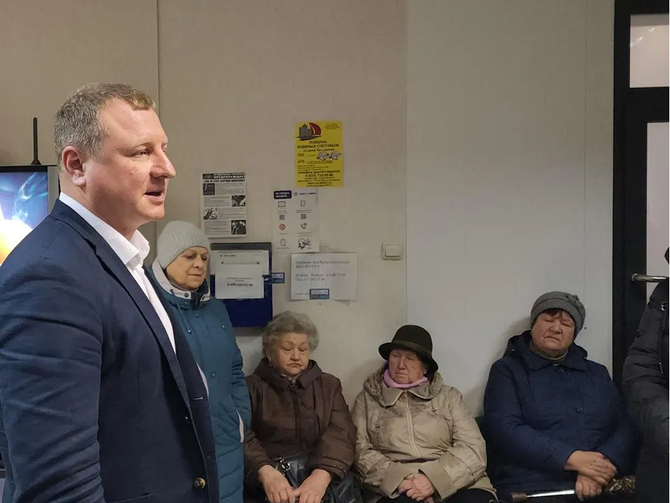 Роман Хожаинов, глава Черногловского гордского округа, ответил на вопросы жителей. Фото: REGIONS/Иван Петрушин