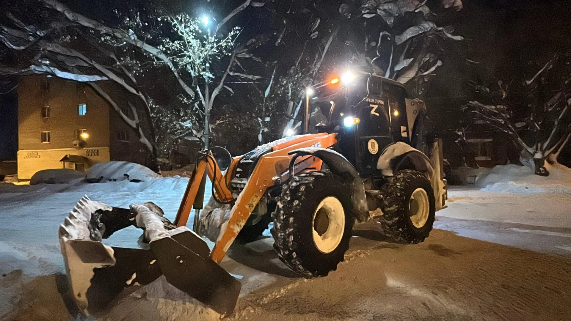 Ночной ритм Пушкино: пока город спит, техника выходит на тротуарный фронт